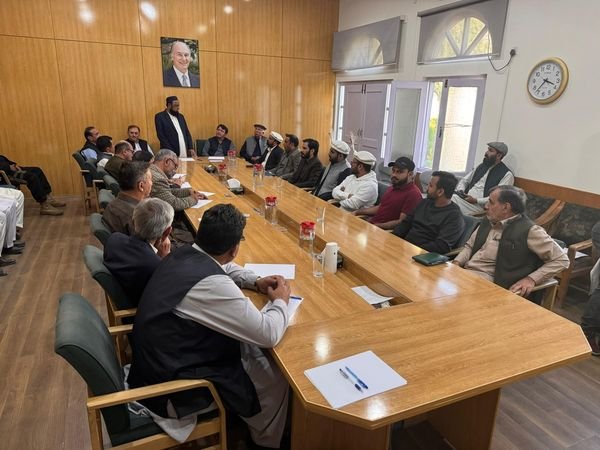 گلگت۔ وزیر اعظم پاکستان کے کوآرڈینیٹر برائے آزاد کشمیر و گلگت بلتستان شبیر احمد عثمانی کا گلگت میں اسماعیلی ریجنل کونسل کا دورہ کیا،جہاں پر خطے میں امن و ہم آہنگی کے حوالے سے گفتگو ہوئی۔اس موقع پر حکومت کی جانب سے  علاقاے میں ترقی، سماجی ہم آہنگی اور پائی