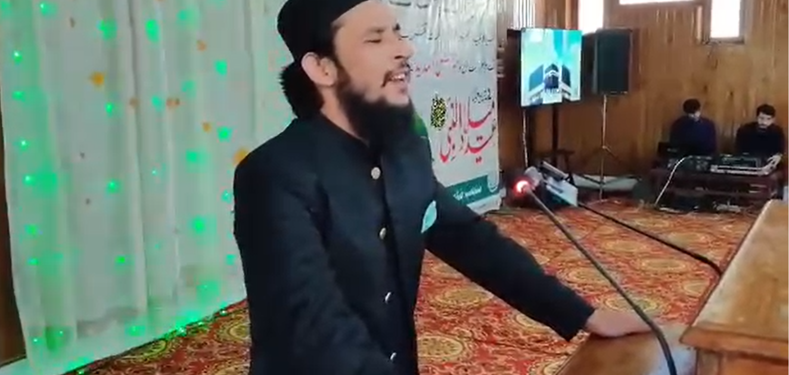 گلگت فاطمہ جناح وومن ڈگری کالج میں ضلعی انتظامیہ گلگت کے نگرانی منعقدہ سیرت النبی کانفرنس میں گلگت بلتستان کے مشہور نعت خواں حافظ شیراز احمد فاروقی نعت شریف پیش کر رہے ہیں۔