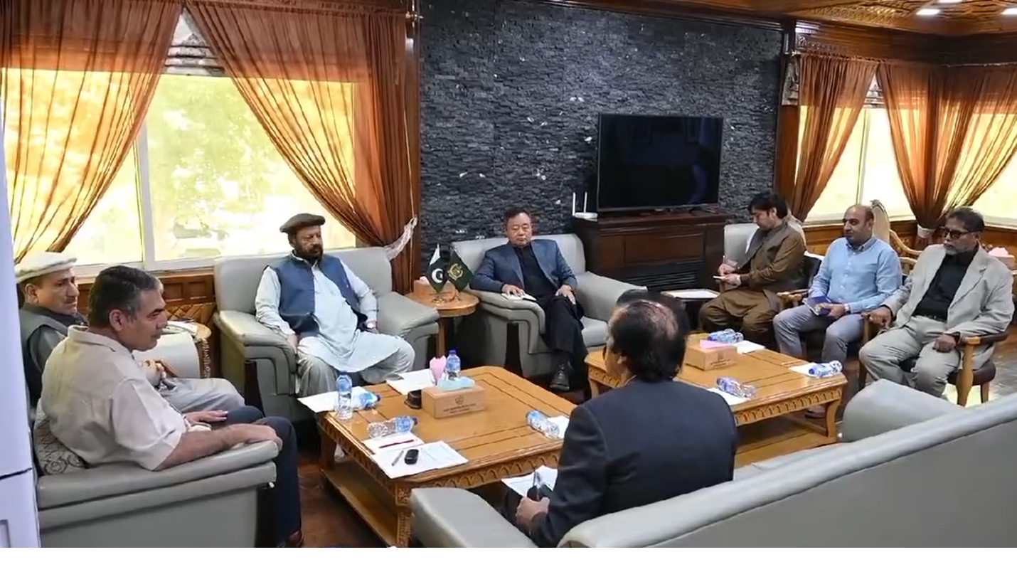 گلگت۔ وزیر اعلیٰ گلگت بلتستان حاجی گلبر خان نے ڈبلیو ایچ او کے نمائندے ڈاکٹر لیوکووزیر اعلیٰ سیکریٹریٹ آمد پر خوش آمدید کہتے ہوئے کہا کہ گلگت بلتستان میں صحت کے شعبے کی بہتری کیلئے ڈبلیو ایچ او کا ہمیشہ سے تعاون رہا ہے۔