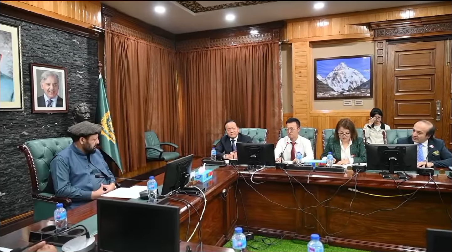 گلگت۔ وزیر اعلیٰ گلگت بلتستان حاجی گلبر خان نے چائینز سرمایہ کاروں کے وفد سے گفتگو کرتے ہوئے کہا کہ سپیشل اکنامک زون کے قیام کیلئے حکومت گلگت بلتستان سرمایہ کاروں کو ہر ممکن تعاون فراہم کرے گی