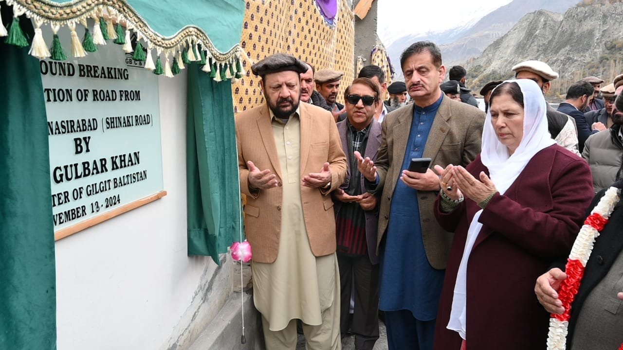 ہنزہ. وزیر اعلی گلگت بلتستان حاجی گلبر خان شناکی روڈ منصوبے کا سنگ بنیاد رکھنے کی تختی کی نقاب کشائی کر رہے ہیں. Chief Minister Gilgit-Baltistan