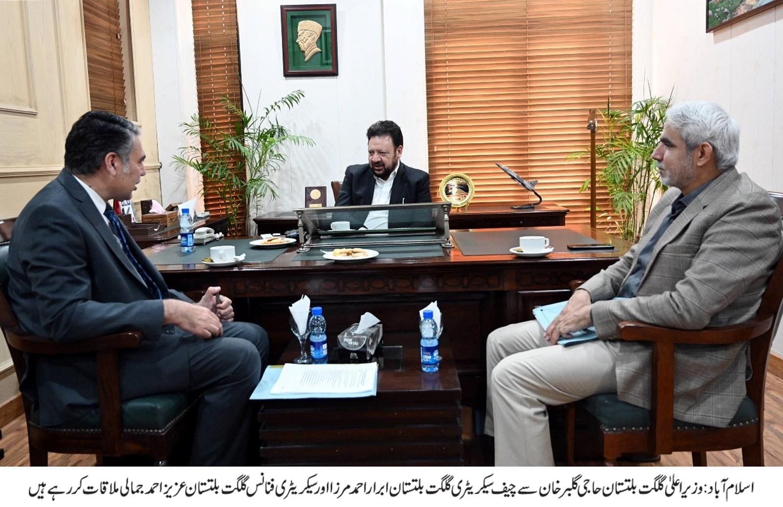 اسلام آباد: وزیر اعلی گلگت بلتستان حاجی گلبر خان سے چیف سیکریٹری گلگت بلتستان ابرار احمد مرزا اور سیکریٹری فنانس گلگت بلتستان عزیز احمد جمالی ملاقات کر رہے ہیں.  Chief Minister Gilgit-Baltistan