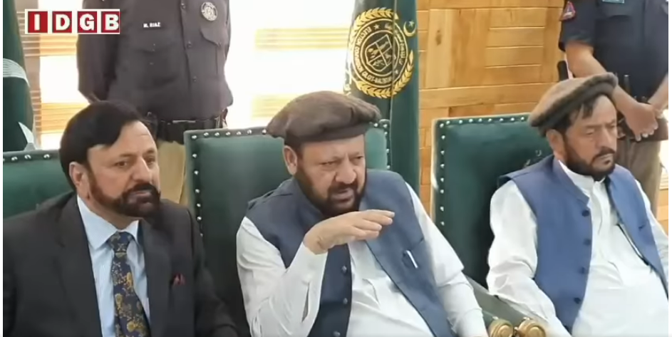 گلگت۔ الیکشن کمیشن گلگت بلتستان میں بلدیاتی انتخابات کے انعقاد کے سلسلے میں ڈویژنل سطح پر حلقہ بندیوں کے حوالے سے تین روزہ تربیتی ورکشاپ کے اختتامی تقریب سے وزیراعلی حاجی گلبر خان اور چیف الیکشن راجہ شہباز خان خطاب کررہے ہیں.