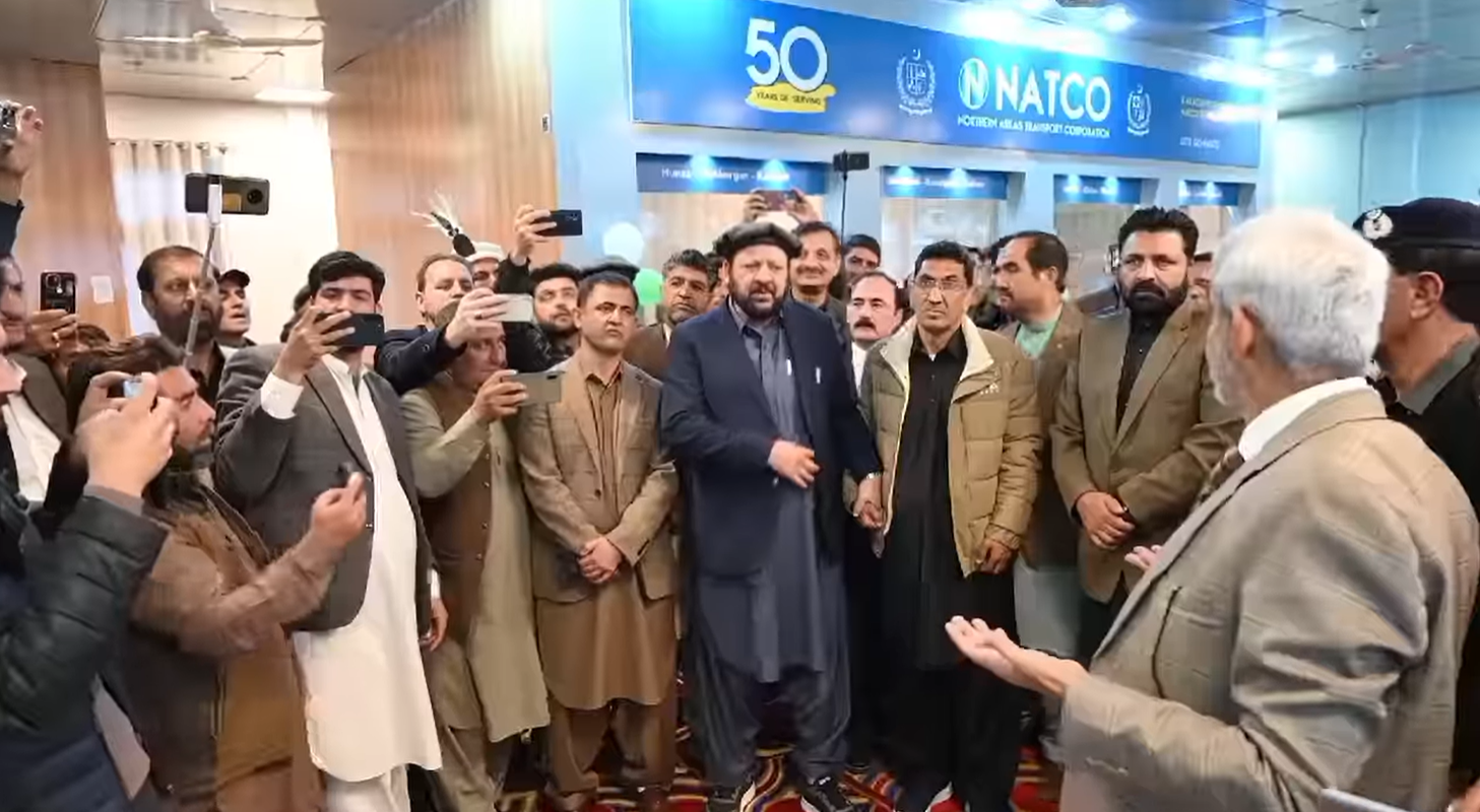 گلگت۔ وزیر اعلیٰ گلگت بلتستان حاجی گلبر خان نے نیٹکو ہیڈ آفس گلگت میں سٹی وین سروس، گلگت تا کاشغر بس سروس اور مسافروں کیلئے جدید ٹرمینل کا افتتاح کیا۔