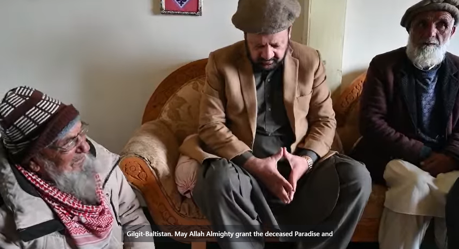 استور۔ وزیر اعلیٰ گلگت  بلتستان حاجی گلبر خان استور تھینگ میں تھلیچی کے مقام پر باراتیوں کے کوسٹر حادثے میں جاں بحق افراد کی ایصال ثواب کیلئے فاتحہ خوانی کے موقع پر خیالات کا اظہار کررہے ہیں۔  Chief Minister Gilgit-Baltistan