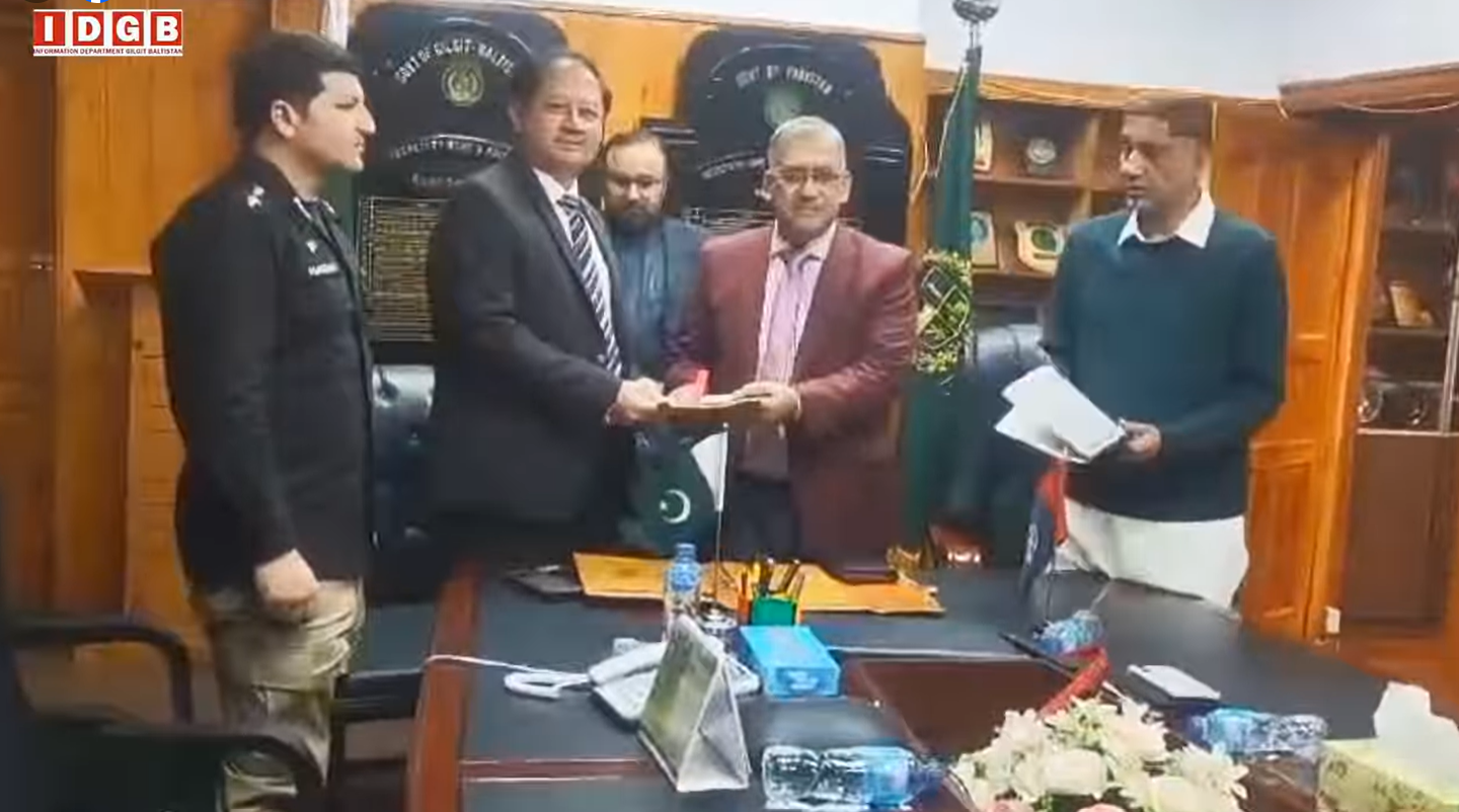 گلگت۔ محکمہ داخلہ و جیل خانہ جات/ سیف سٹی پراجیکٹ اور نیشنل ریڈیو اینڈ ٹیلی کمیونیکیشن کے مابین مفاہمتی یاداشت پر دستخط کردئیے گئے۔اس حوالے سے محکمہ داخلہ میں ایک اہم میٹنگ کا انعقاد ہوا،جس میں سیکریٹری داخلہ گلگت بلتستان کیپٹن (ر) سید علی اصغر اور جنرل م