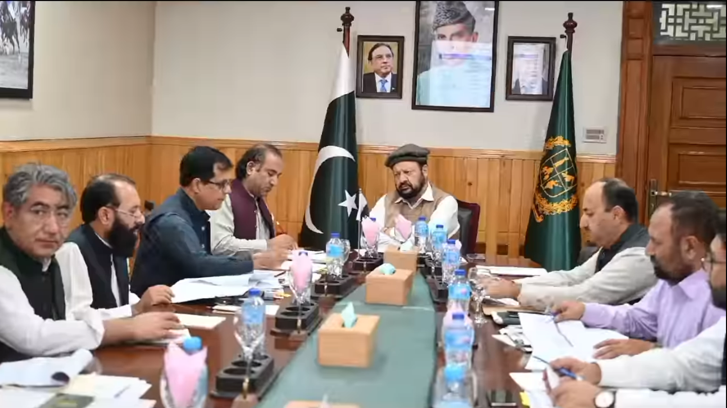 گلگت۔ وزیر اعلیٰ گلگت  بلتستان حاجی گلبر خان نے ایجوکیشن ریفارمز سٹیئرنگ کمیٹی کے اجلاس کے موقع پر گفتگو کرتے ہوئے کہا کہ سرکاری سکولوں کے نہم اور دہم کے طالب علموں کا فیڈرل بورڈ میں غیر تسلی بخش نتائج پر نااہلی کا مظاہرہ کرنے والے اساتذہ کیخلاف سخت محکما