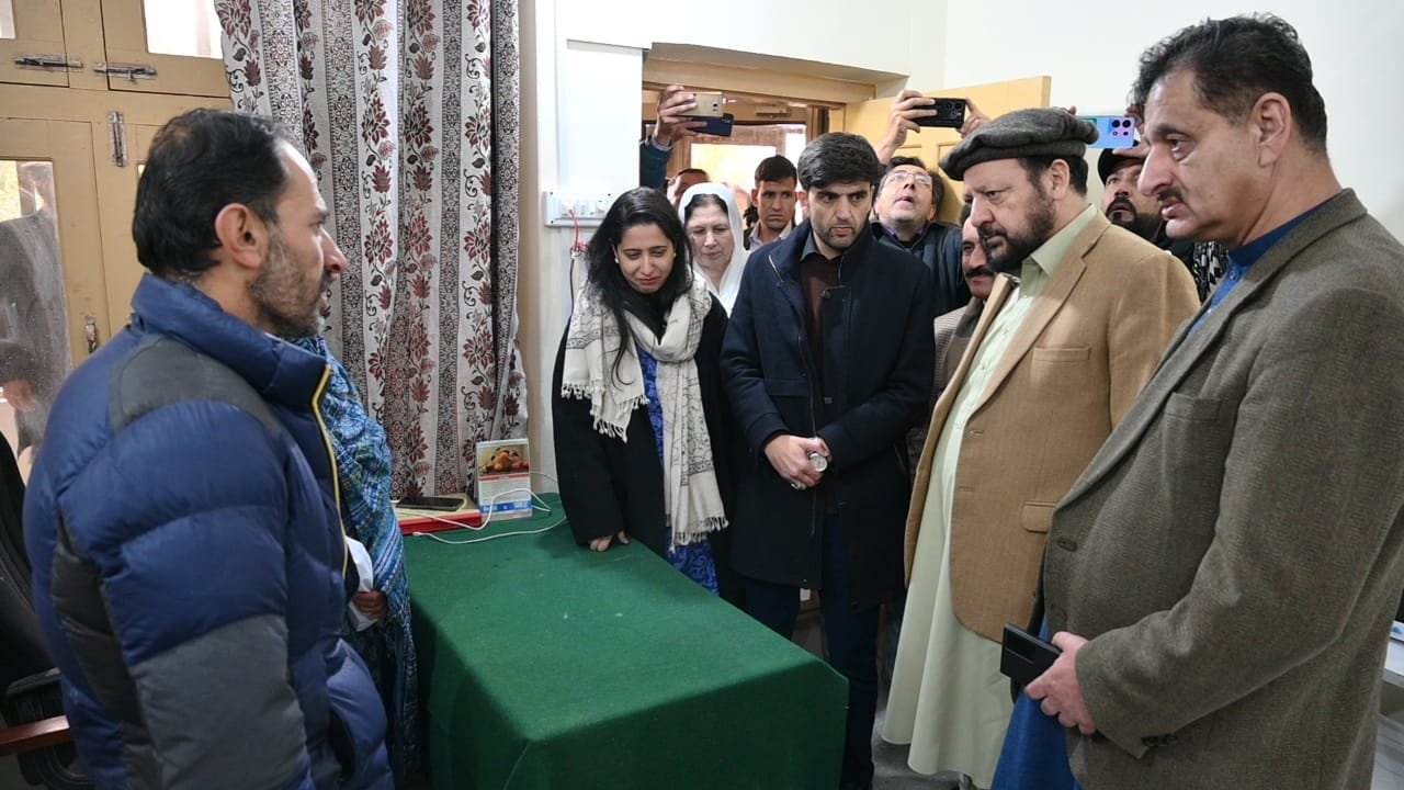 ہنزہ. وزیر اعلی گلگت بلتستان حاجی گلبر خان  کو ڈی ایچ کیو ہسپتال ہنزہ کے موقع پر بریفنگ دی جا رہی ہے. Chief Minister Gilgit-Baltistan Eiman Shah Deputy Commissioner Hunza