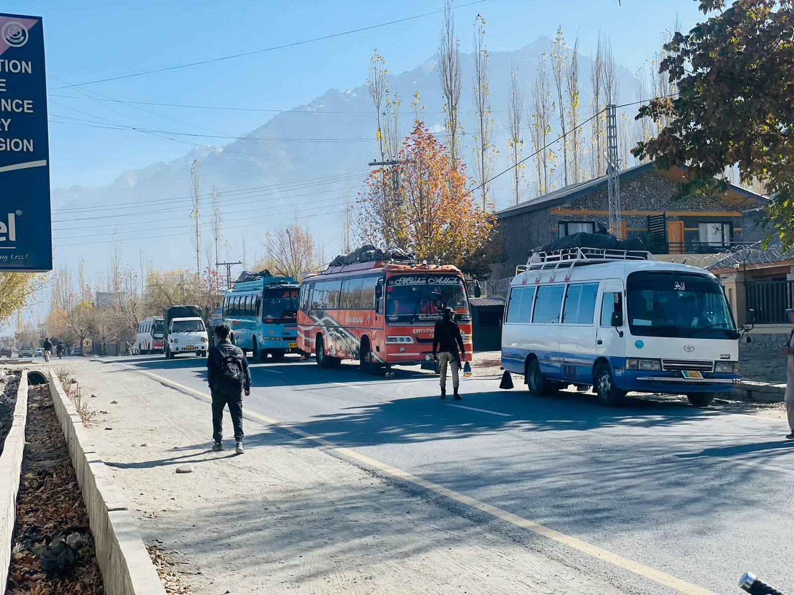 گلگت۔ محکمہ ایکسائز اینڈ ٹیکسیشن و ٹرانسپورٹ گلگت بلتستان کی جانب سے گلگت بلتستان کے تمام اضلاع میں روزانہ کی بنیاد پر پبلک ٹرانسپورٹ گاڑیوں جو کہ گلگت بلتستان سے راولپنڈی اور بینول اضلاع  چلتی ہے ان کی ایکسائز اینڈ ٹیکسیشن کے فیلڈ سٹاف ہر چیک