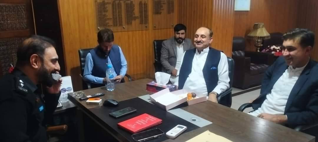 گلگت ڈپٹی سیکریڑی اطلاعات احسان اللہ نے گلگت کے نئے تعینات ہونیوالے ایس ایس پی ظہور احمد سے ملاقات کی اور انہیں منصب سنبھالنے پر مبارکباد پیش کرتے ہوئے اس امید کا اظہار کیا  کہ وہ اپنی پیشہ وارانہ صلاحیتیں بروئے کار لاتے ہوئے صوبائی دارالحکومت کو امن و ام