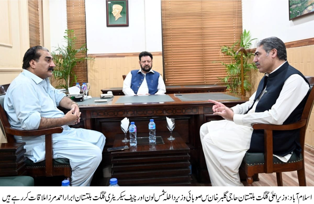 اسلام آباد: وزیر اعلی گلگت بلتستان حاجی گلبر خان سے صوبائی وزیر داخلہ شمس لون اور چیف سیکریٹری گلگت بلتستان ابرار احمد مرزا ملاقات کر رہے ہیں۔