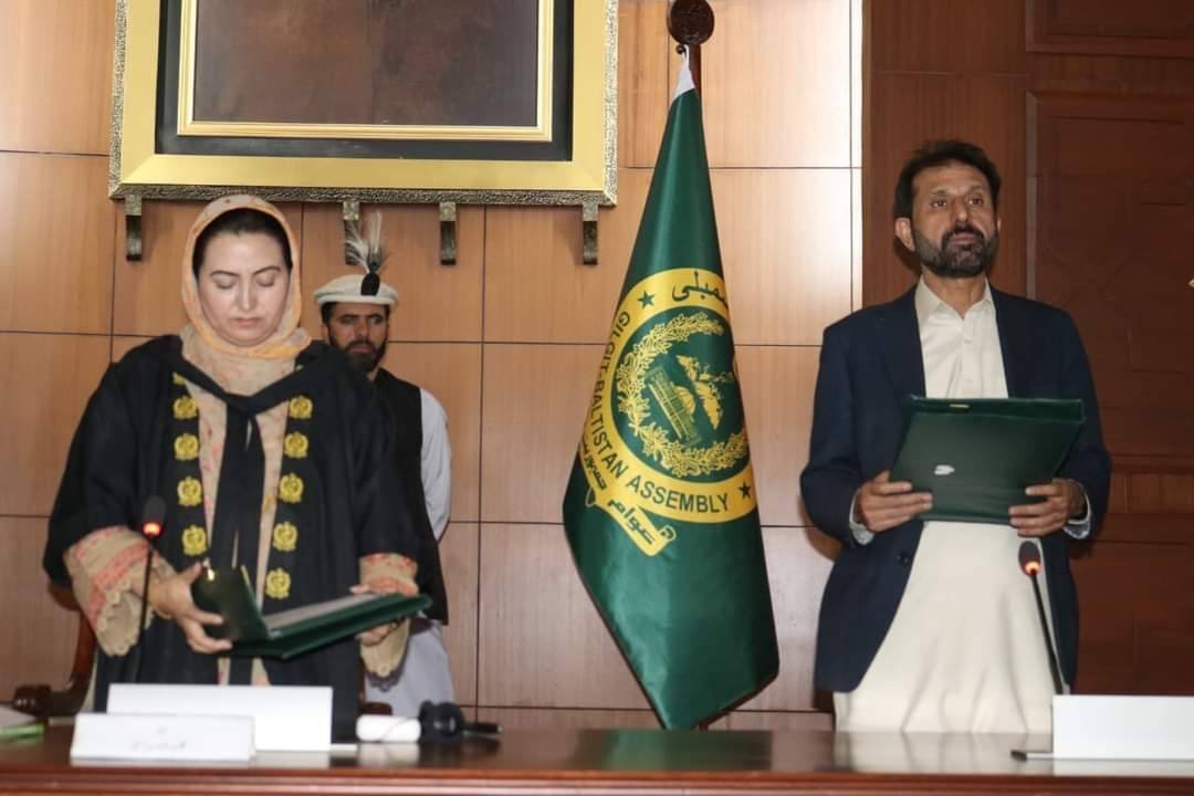 گلگت :ڈپٹی سپیکر گلگت بلتستان اسمبلی سعدیہ دانش  عدالتی فیصلے کے بعد گلگت حلقہ 2 سے منتخب ہونے والے ممبر اسمبلی جمیل احمد سے حلف لے رہی ہیں.