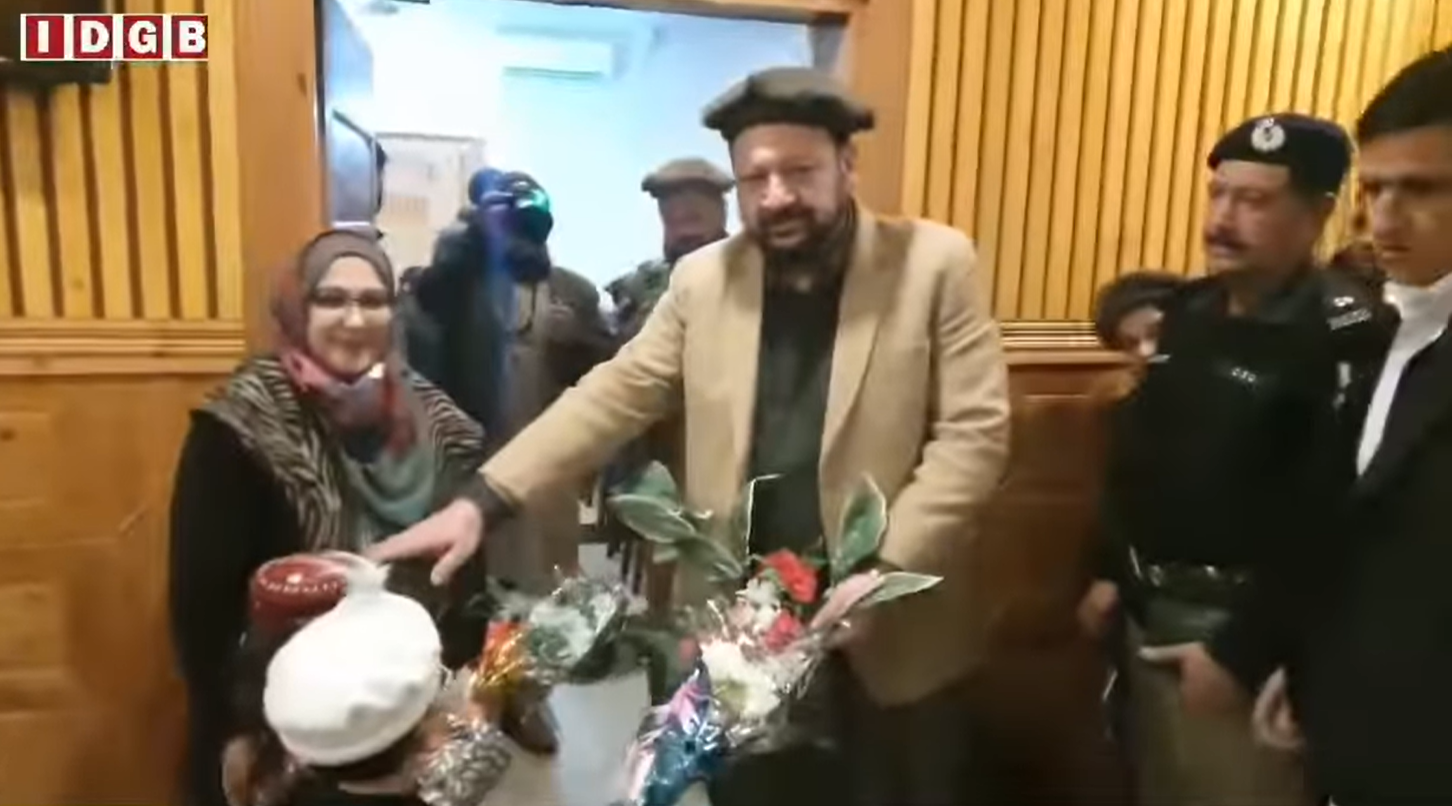 گلگت۔ وزیراعلی نے آئندہ بجٹ میں لائن ڈیپارمنٹ کے ملازمین کےلئے ویدر الاوئنس میں اضافے کا اعلان کردیا.. لائن ڈیپارمینٹ کے سابق صدر حاجی اجلاس حسین کی مدت ملازمت سے سبکدوش ہونے پر لائن ڈیپارمنٹ امپلائز ایسوسی ایشن کی طرف سے دی گئی الوداعی تقریب میں وزیراعلی