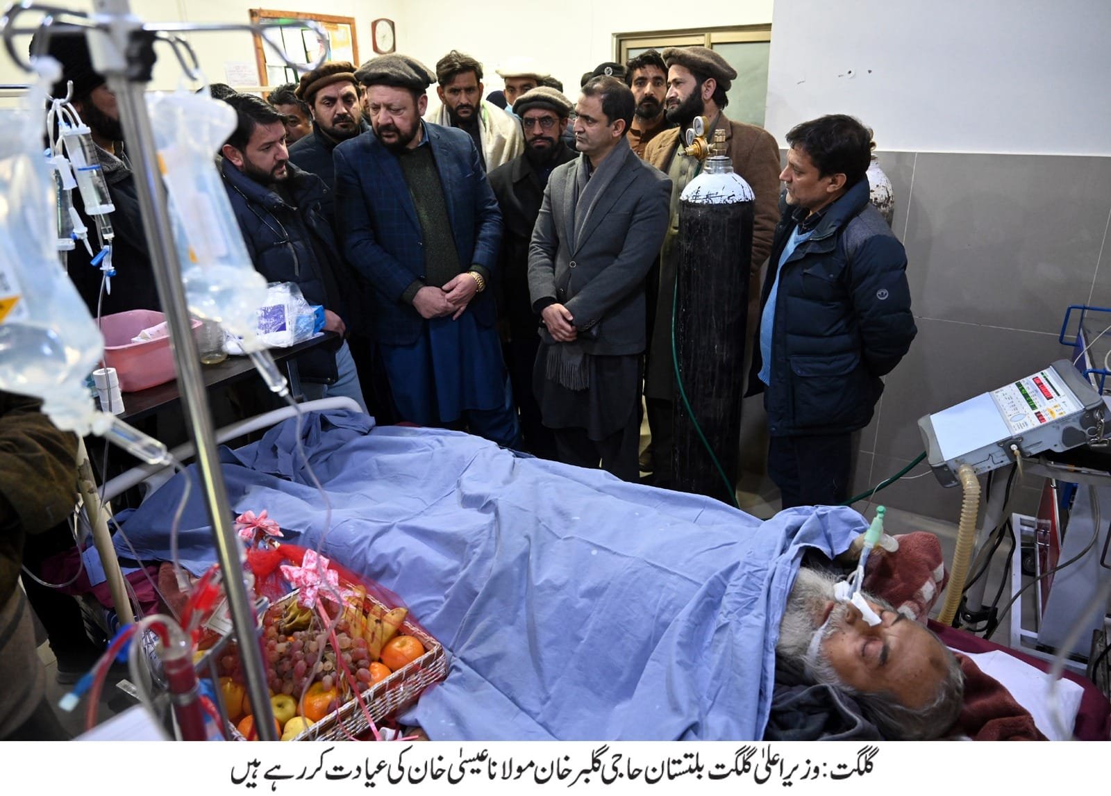 وزیر اعلیٰ گلگت بلتستان حاجی گلبر خان مولانا عیسیٰ خان کی عیادت کررہے ہیں۔  Chief Minister Gilgit-Baltistan