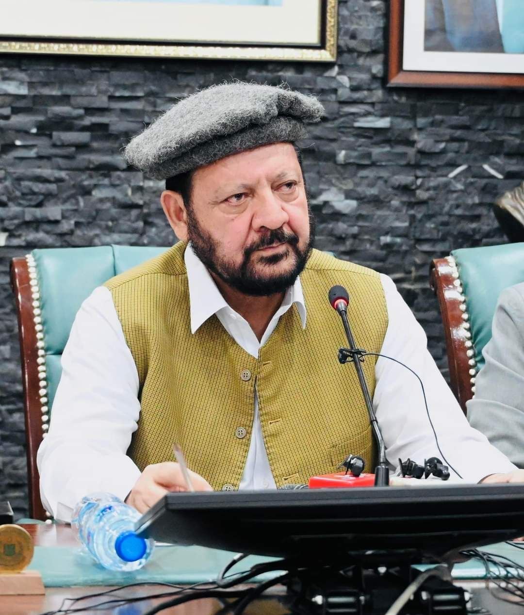 وزیر اعلی گلگت بلتستان حاجی گلبر خان نے ریسکیو 1122، ضلعی انتظامیہ اور پولیس کو ہدایت کی ہے کہ ناصر آباد کے مقام پر مسافر کوسٹر حادثے میں زخمیوں کو فوری طور پر ریسکیو کرنے کے لیے ہر ممکن اقدامات کئے جائیں۔ وزیر اعلٰی نے صوبائی سیکریٹری صحت کو زخمیوں کو بہ