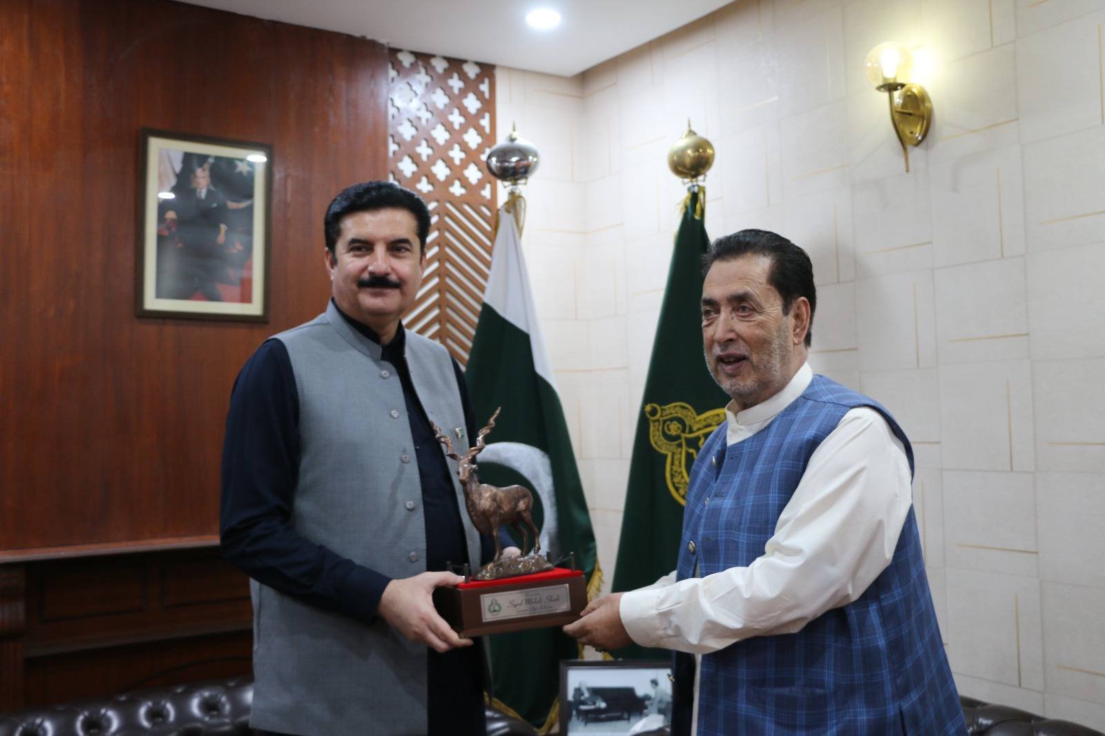 اسلام آباد. گورنر خیبر پختونخوا فیصل کریم کنڈی نے گورنر گلگت بلتستان سید مہدی شاہ سے ملاقات کی، جس میں دونوں رہنماؤں نے باہمی دلچسپی کے مختلف امور پر تفصیلی تبادلہ خیال کیا۔ ملاقات کے دوران دونوں گورنروں نے ملک کی موجودہ سیاسی صورتحال اور اس کے اثرات پر گ
