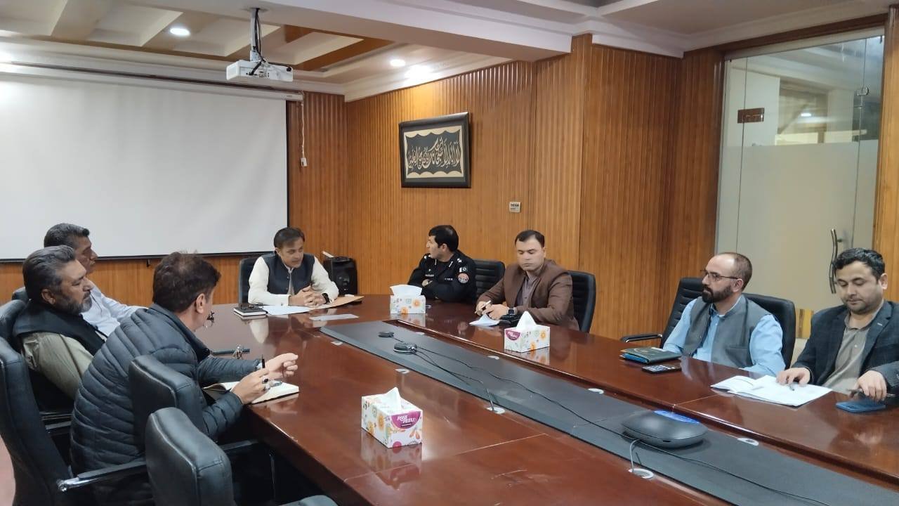 گلگت۔  کمشنر گلگت ڈویژن کمال خان کے زیر صدارت انسدادِ پولیو مہم کے حوالے سے اہم اجلاس کا انعقاد۔